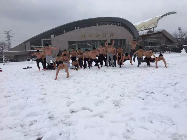 杭州：一群小伙光膀子在雪地里摔跤视频爆红 看着都冷！