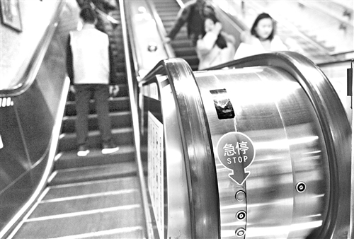 福州地铁电梯一乘客滚落 热心人急按停止钮