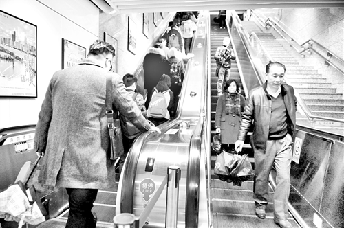 福州地铁电梯一乘客滚落 热心人急按停止钮