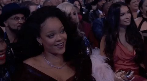 格莱美穿衣到底哪家强？Rihanna 的裙摆上有 27.5 万颗水晶！