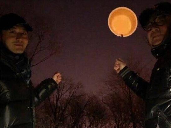 黄晓明带爸爸看红月亮 请求网友P个大的？网友：月亮炸了