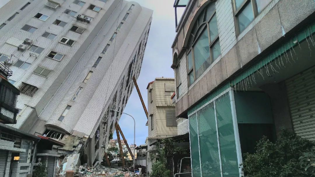 痛心！台湾地震遇难人数已达10人！大陆游客4人遇难 一家五口失联！