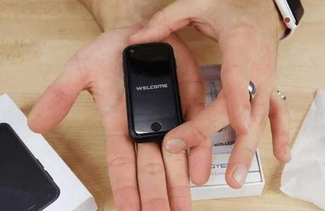 老外买到全球最小的iPhone 试玩三分钟就爱上了它！