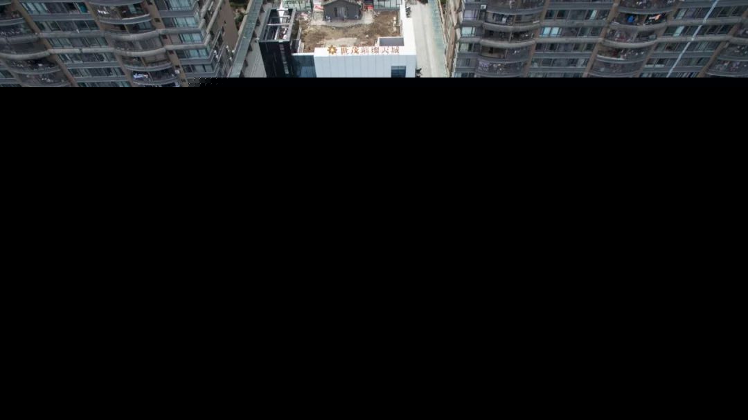 未经审批，南安世茂铲掉绿化带改建停车位！还私设路障……