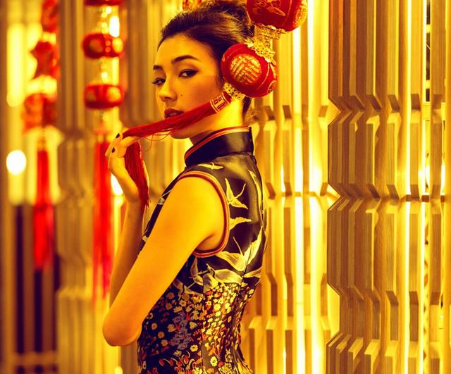 《唐人街探案2》女主刘承羽日旗袍写真，穿出了别样的独特气质