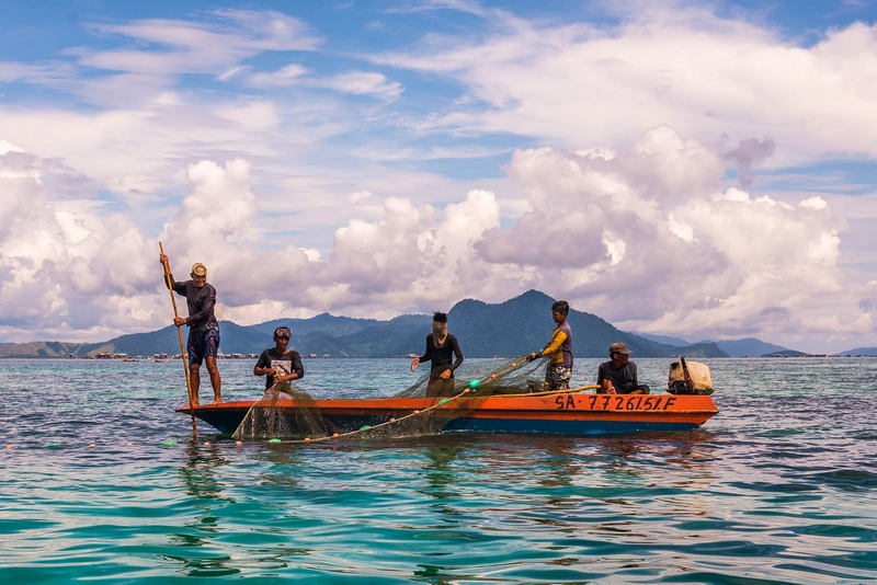 近日，瑞士摄影师克劳迪奥•西伯（Claudio Sieber）拍摄的一组照片反映了东南亚婆罗洲海上游牧民族巴瑶族人的生活。巴瑶族人一生生活在海上，上岸甚至会产生不适反应，被称作“海上吉普赛人”。