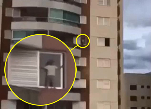 巴西熊孩子9层楼窗台“飞檐走壁”吓坏路人