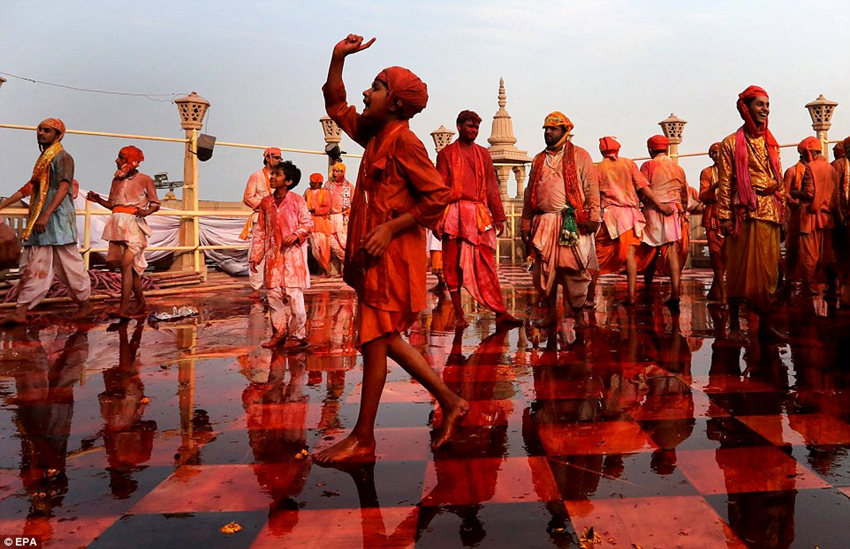 印度版“妇女节”：棒打男人 喷彩狂欢 给男人点颜色瞧瞧
