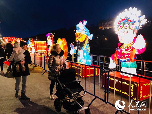 中国彩灯扮靓欧洲小镇 游客品中西文化瑰丽景象