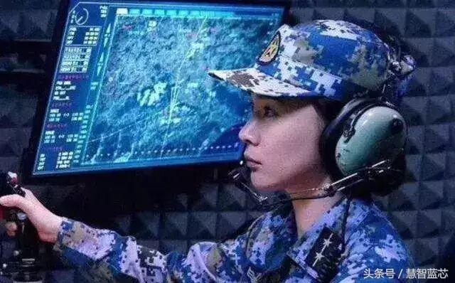 《红海行动》副队长杜江晒嗯哼与蛟龙小队合影，嗯哼秒变熊孩子！