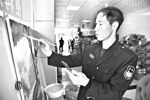 泉州一保安学油画月卖五六幅作品 网友：没有才艺都不敢当保安 