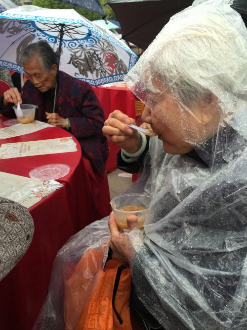 福州台江区举办“拗九节”活动，为百位社区老人送上“拗九粥”
