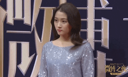 关晓彤和迪丽热巴同穿亮片裙比美,一个土掉渣,一个是女神