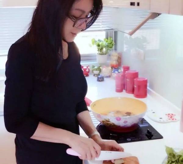 陈美凤是台湾最性感老太太，替前夫还债养家，62岁身材傲人（2）