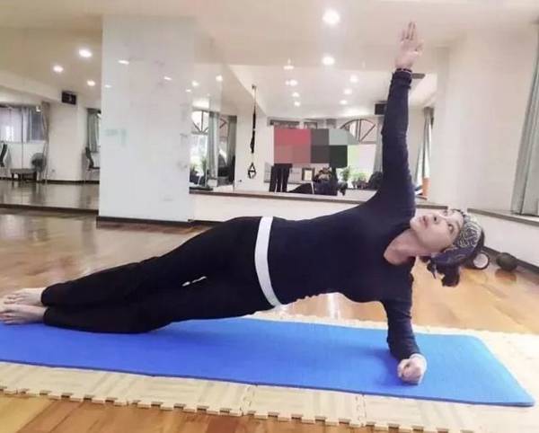 陈美凤是台湾最性感老太太，替前夫还债养家，62岁身材傲人（2）