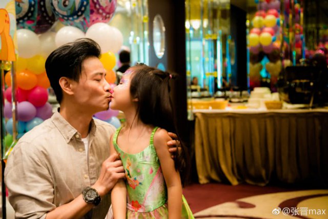 蔡少芬张晋为5岁女儿信儿庆生，两人如今婚姻生活幸福美满