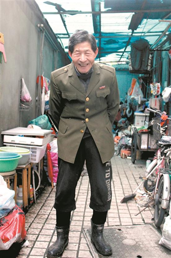 杭州86岁老人5年来每天夜里捡垃圾 卖钱资助3名大学生