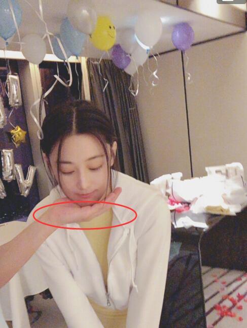 张馨予31岁生日晒捧脸照：谢谢，我很幸福，恋情疑似公开！