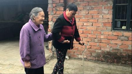 成都82岁婆婆照顾瘫痪儿媳3年 如今儿媳已经能站立行走