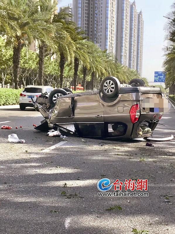 厦门海沧大道一车子翻了个底朝天 司机自己爬了出来