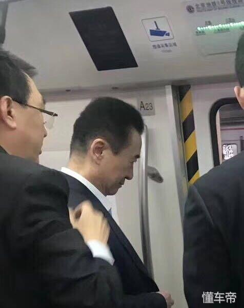 王思聪老爸王健林上班挤地铁？网友：怕不是太堵要迟到了吧