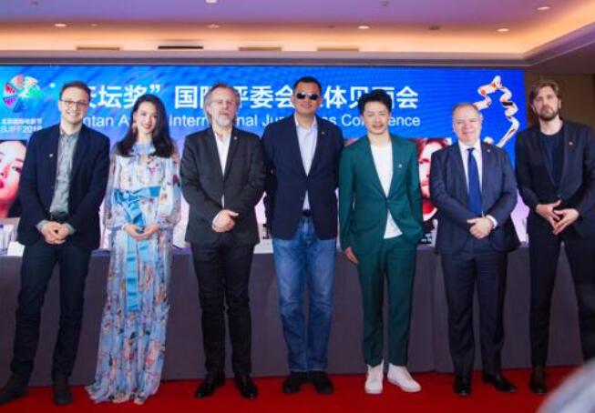 北京电影节“天坛奖”国际评委会亮相 舒淇成唯一女评委