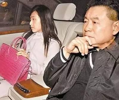 刘銮雄曾为她三次登报求婚，悻然称得罪不起，她究竟有什么背景?