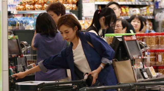 TVB小花龚嘉欣逛超市，无助理无粉丝独自排队，亲和力十足
