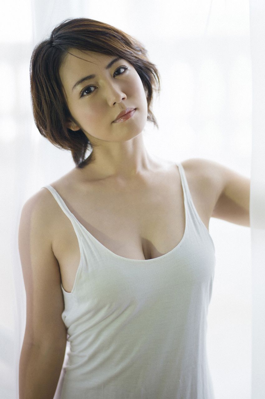 日本超人气轻熟女写真女星清新出镜甜美可人（图）