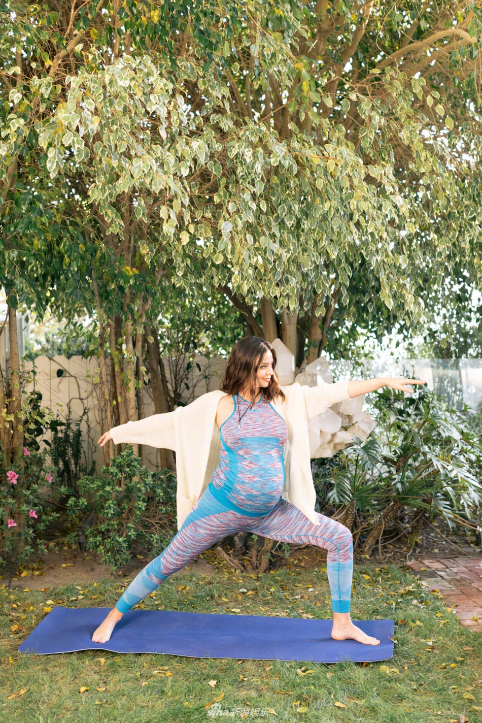 米兰达·可儿怀二胎写真曝光 挺孕肚做瑜伽生活惬意
