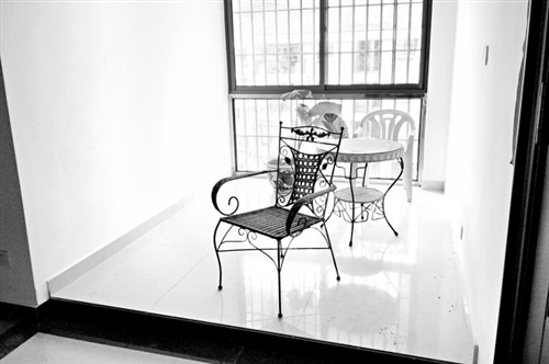 福州汤斜佳园小区业主封了采光井 搭盖休闲室