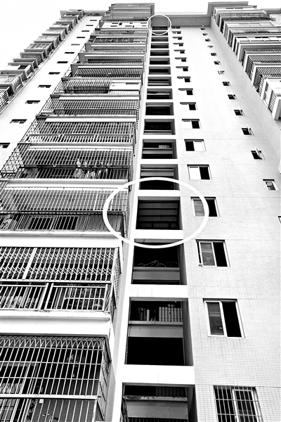 福州汤斜佳园小区业主封了采光井 搭盖休闲室