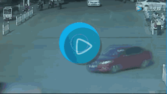 心真大！车子在行驶，小男孩被抱出车窗直接小便！（3）