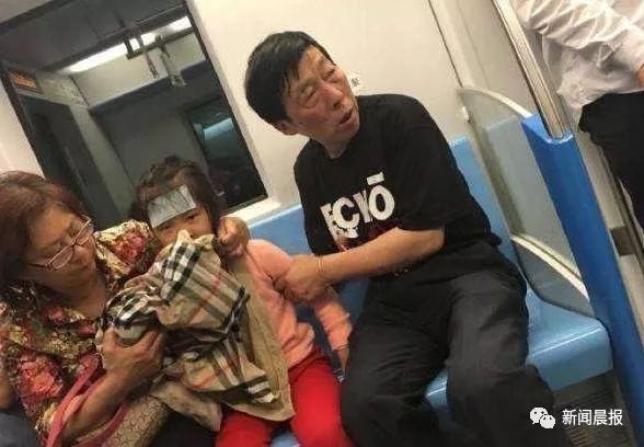 心真大！车子在行驶，小男孩被抱出车窗直接小便！（3）