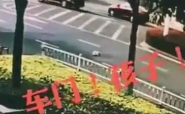 心真大！车子在行驶，小男孩被抱出车窗直接小便！（3）