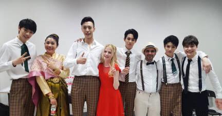 卜凡晚会合照萌哭众人，网友：这绅士手和小姐姐隔了条银河