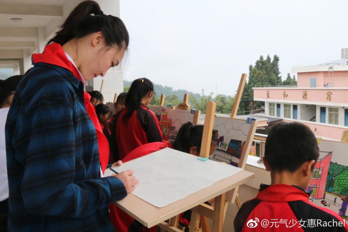 惠若琪赴云南龙陵小学支教 与孩子们打排球
