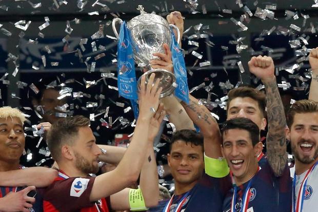 法国杯-巴黎2-0夺冠 内马尔与队友共同庆祝