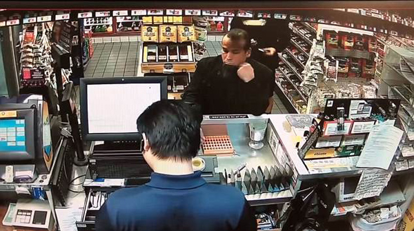 美警察误将便利店顾客当小偷 拔枪逼其返还商品