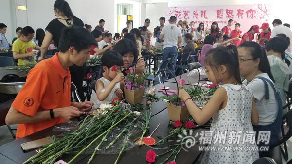 福州市举办亲子插花活动 30个家庭参与现场插花