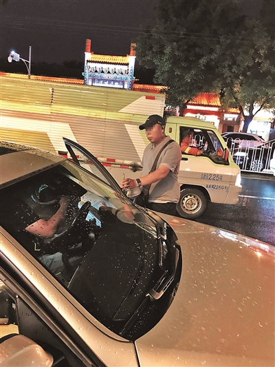 北京簋街夜间停车现黑收费团伙 记者接恐吓电话