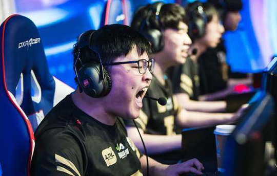 UZI助RNG夺冠，韩国解说惨叫，网友戏称：今天我们都是狗妃