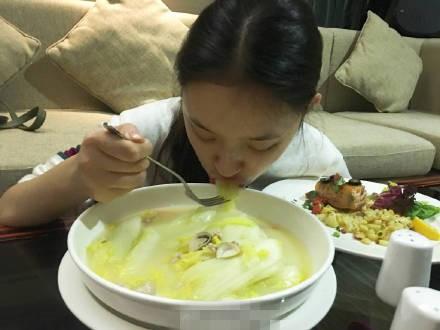 林允一个月暴瘦10斤，网友：瘦的人只是胖着玩玩而已