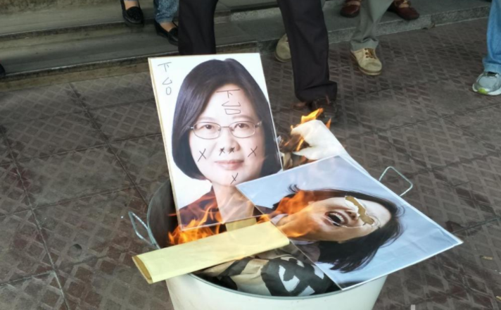 国民党台南党部遭查封 群众挂抗议布条烧蔡英文照片