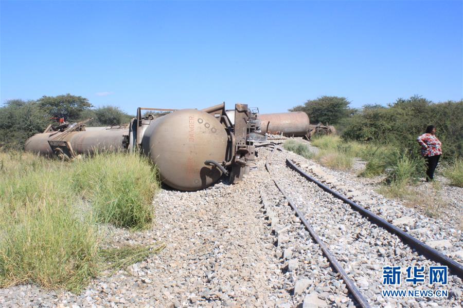 纳米比亚一列装载柴油的火车脱轨无人伤亡