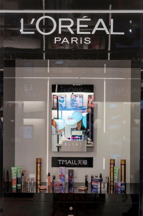 5-巴黎欧莱雅和中国零售商阿里巴巴合作开发的互联语音支持试妆镜