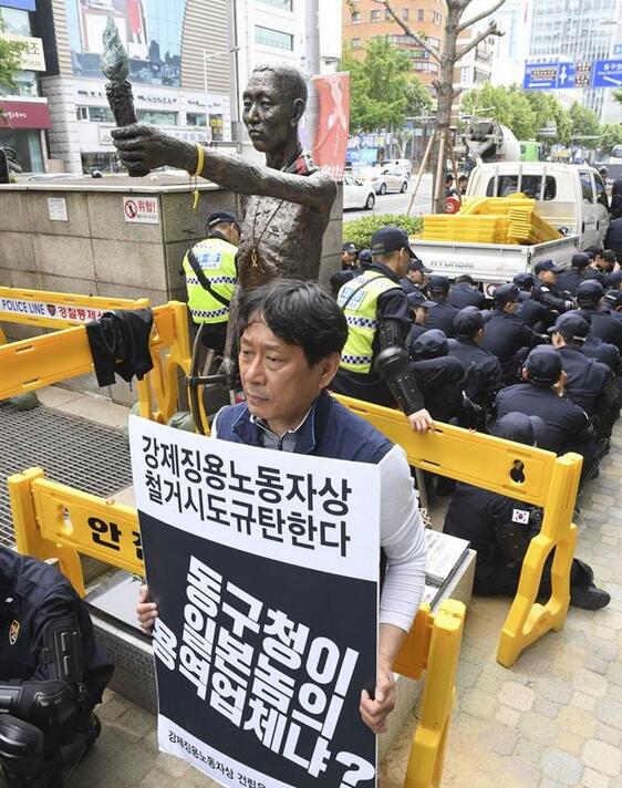 韩国釜山拟强撤日本领馆附近劳工像 挖掘机已到位