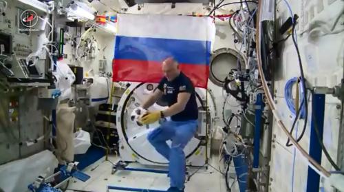 俄宇航员在空间站踢球 足球将用于世界杯揭幕战(图)