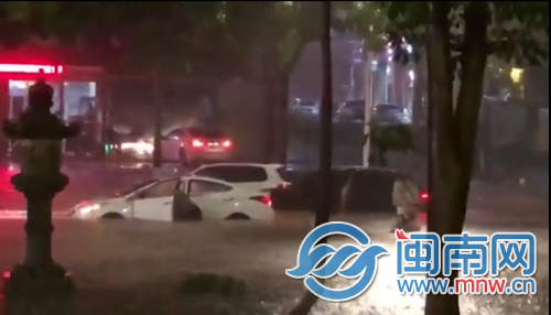 雨水突袭泉州 惠安黄塘十几辆车泡水里（图）