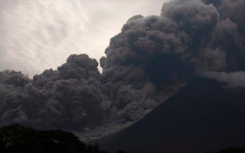 危地马拉火山喷发致62人丧生 全国哀悼3天